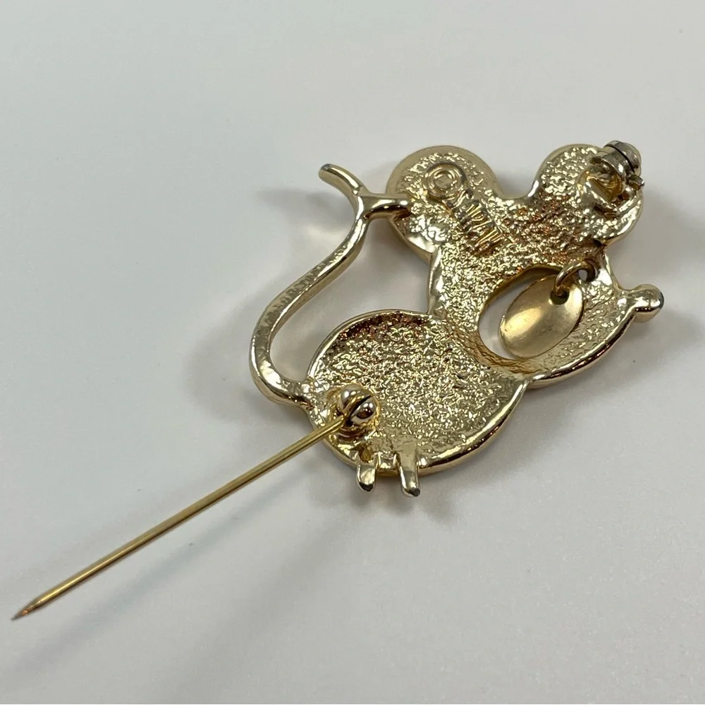 1970’s SARAH COVENTRY MOUSE BROOCH Pin Squeaky Gold Tone Dangle Charm Vintage